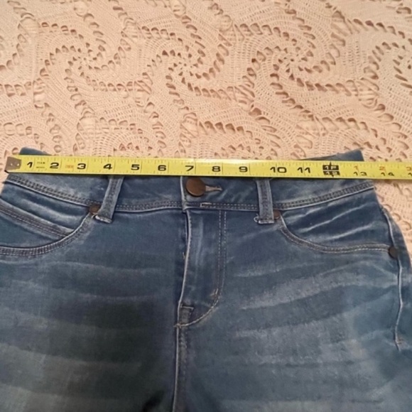 1822 BERMUDA women's denim jean shorts size 4 whiskers medium wash cuffed EUC - Picture 12 of 14